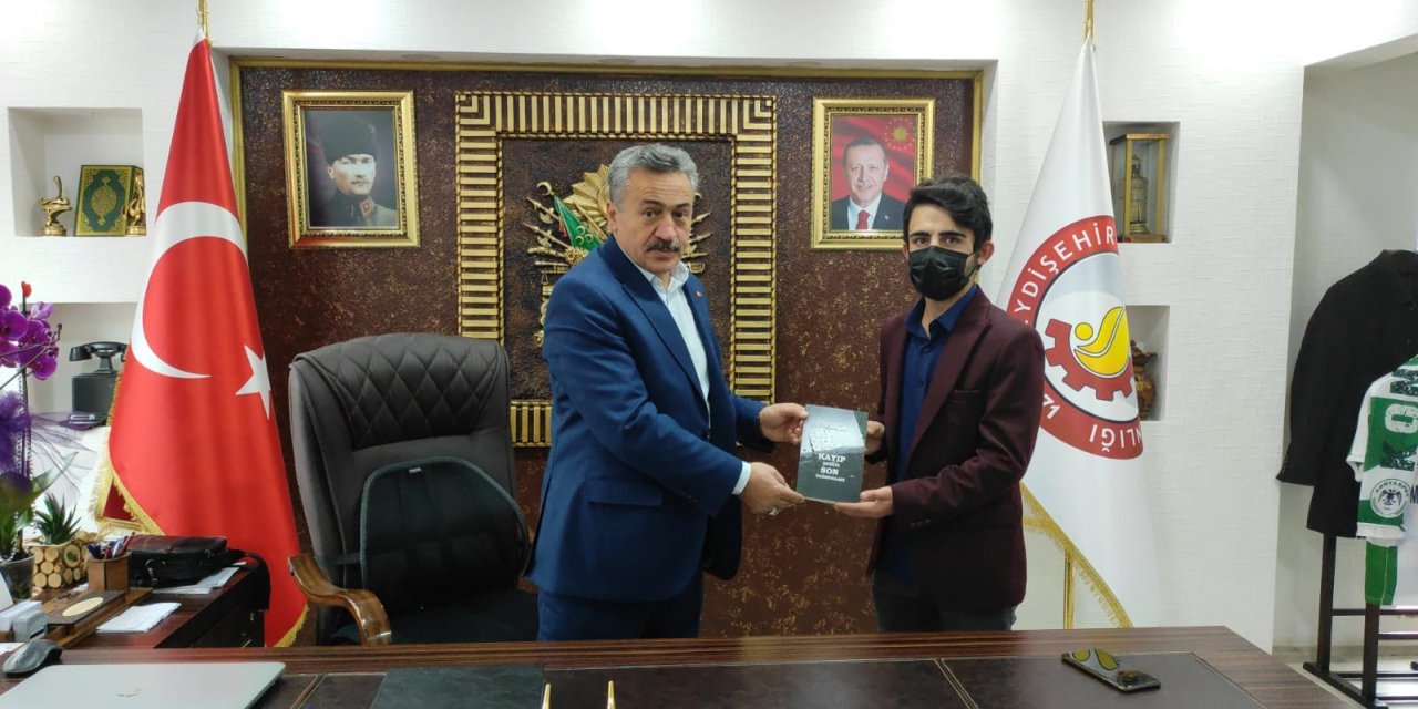 Yazar Mehmet Han Çelik kitabını Başkan Tutal’a hediye etti