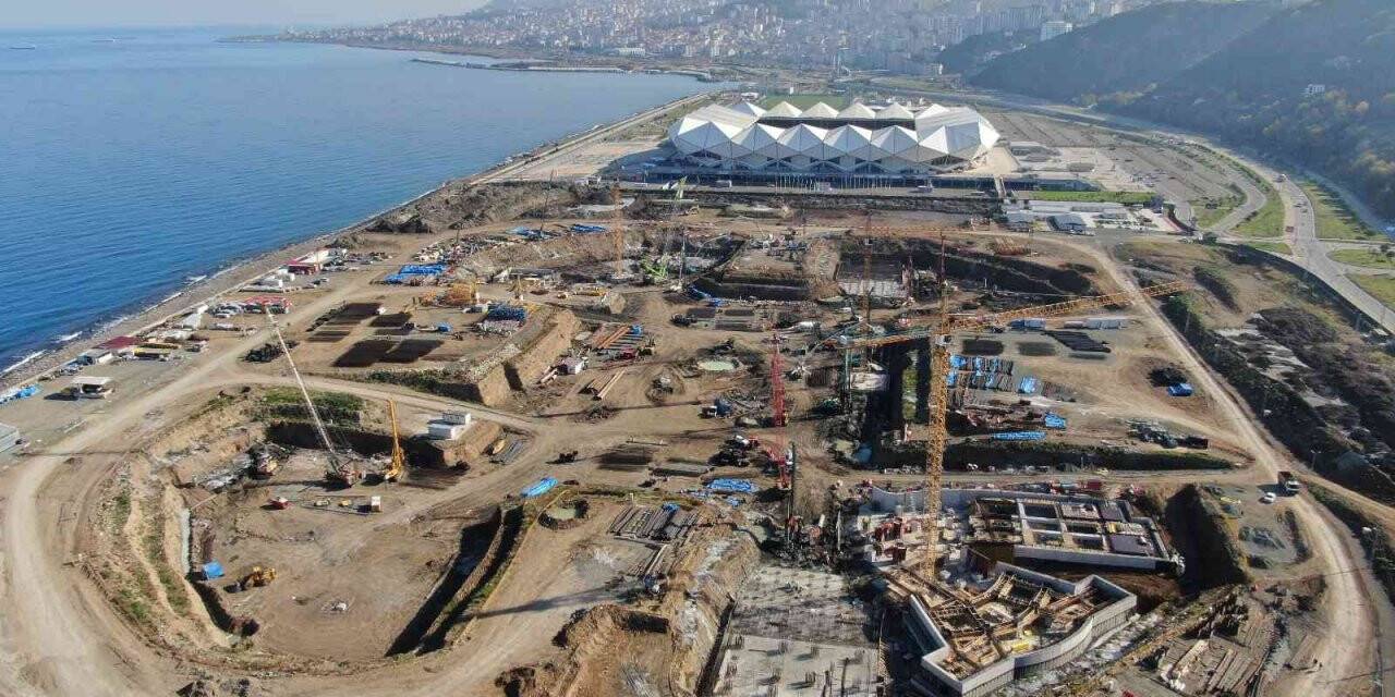 Deniz dolgusuna inşa edilecek Trabzon Şehir Hastanesi için fore kazık çalışmaları sürüyor