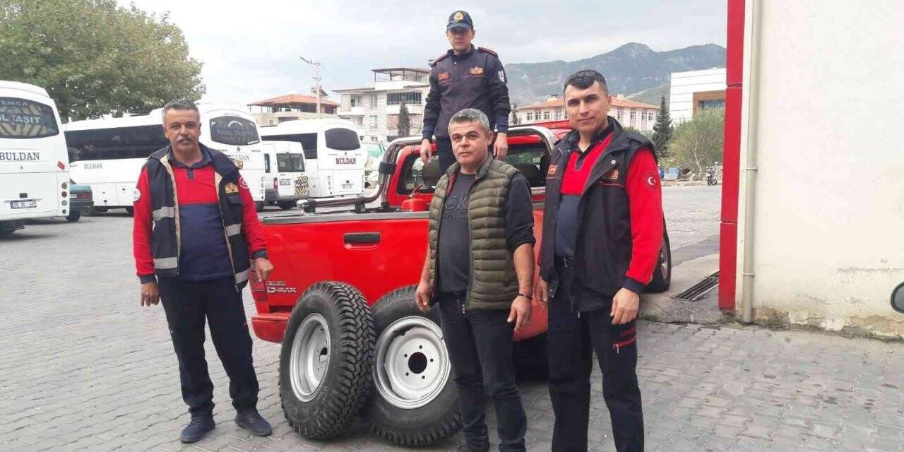 Büyükşehir itfaiyesi lastiği çalınan su tankerine sahip çıktı