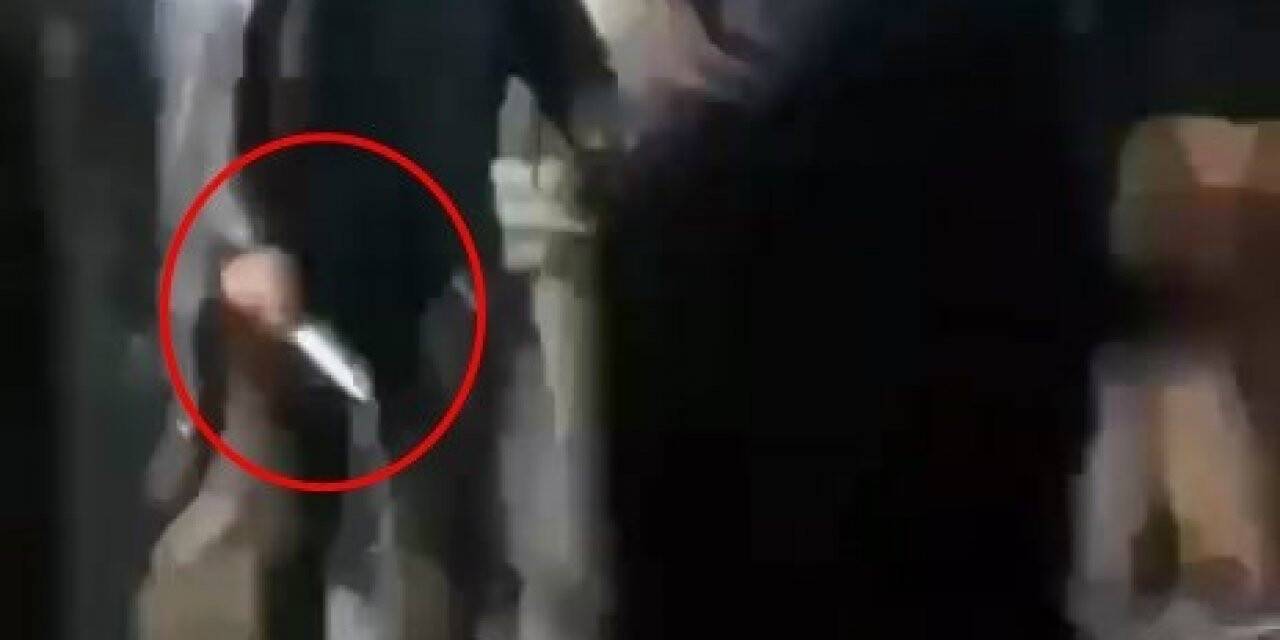 Yabancı uyruklu iki grubun sopa, şemsiye ve bıçaklı kavgası kamerada