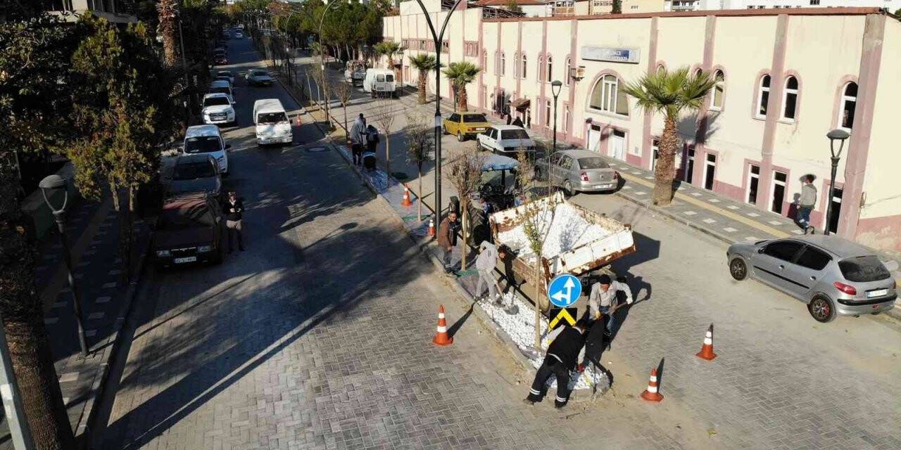 Kırkağaç’ın prestij caddelerinde peyzaj çalışmaları başladı