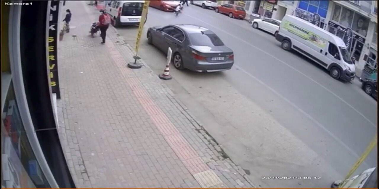 Yola fırlayan çocuk otomobilin altında böyle kaldı