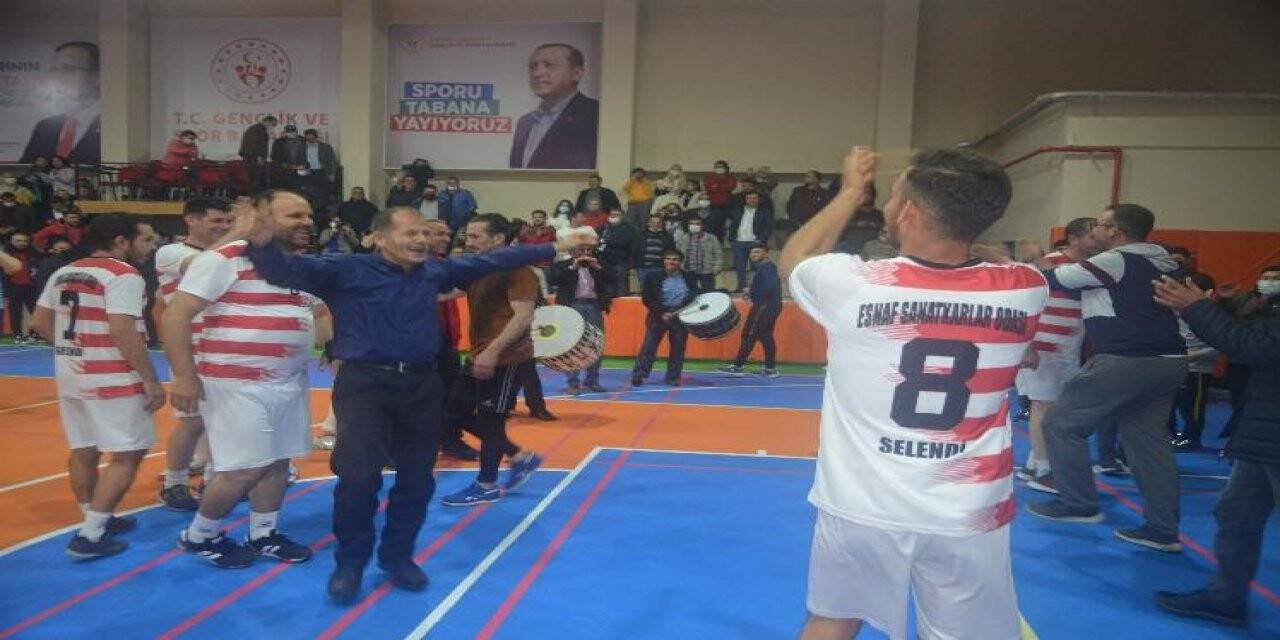 Selendi’de kurumlar arası voleybol turnuvasının şampiyonu Esnaf Spor oldu