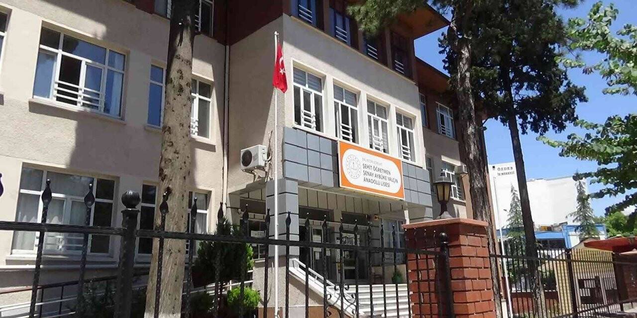 Şehit öğretmen Şenay Aybüke Yalçın’ın ismi okuduğu okulda yaşatılmaya devam ediyor