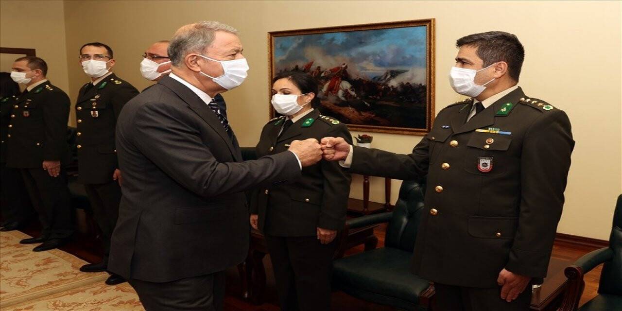 Bakan Akar öğretmenlerle buluştu