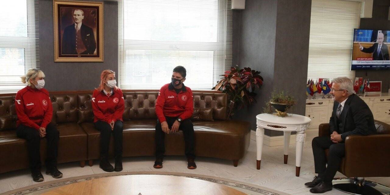 Şampiyonluk mutluluğunu Turgay Erdem ile paylaştılar