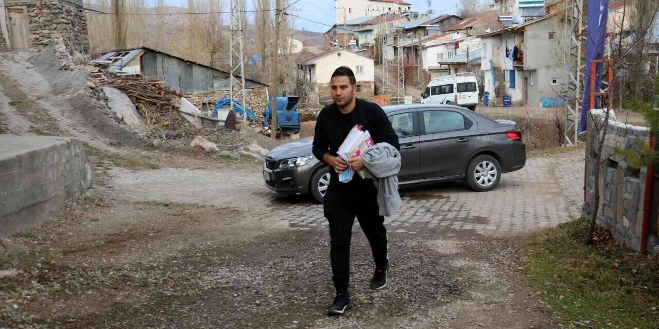 Bir harf öğretmek için 50 kilometre yol gidiyor