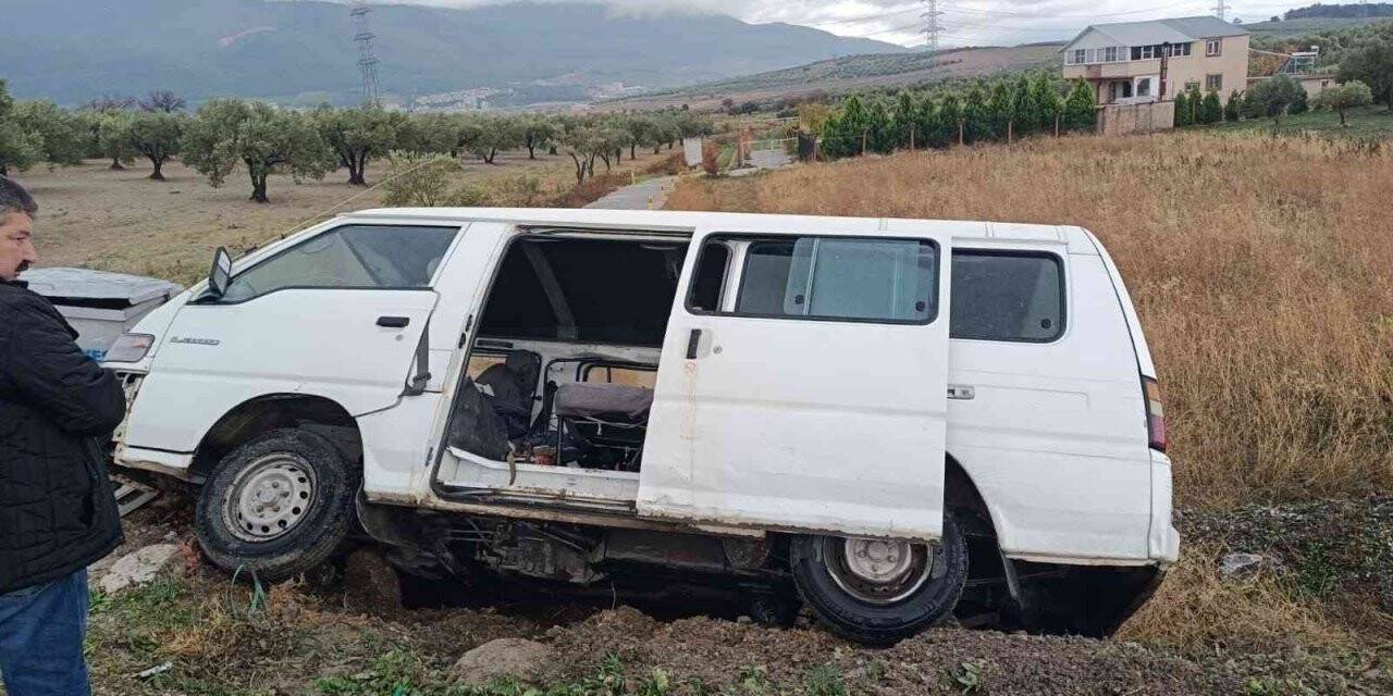 Yoldan çıkan minibüs devrildi: 4 yaralı