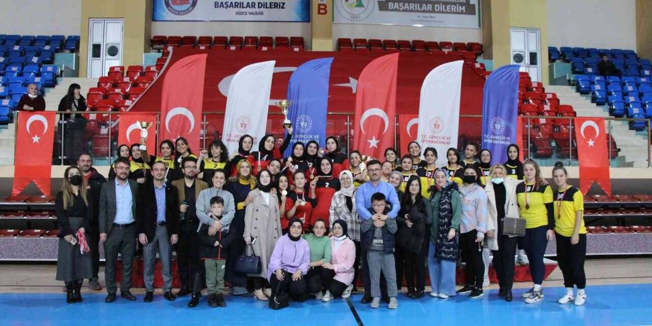 Yurtlar arası voleybol şampiyonu Mahpeyker Sultan Kız Öğrenci Yurdu oldu
