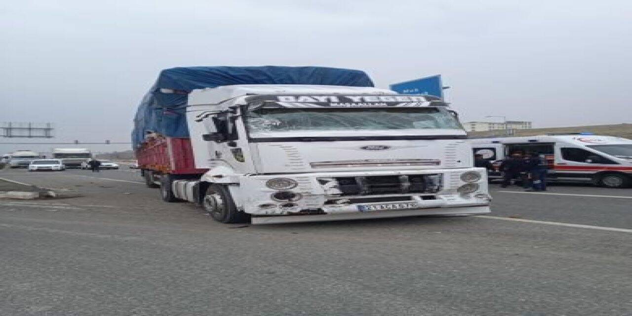 Bingöl’de kamyon ile minibüs çarpıştı: 1 yaralı