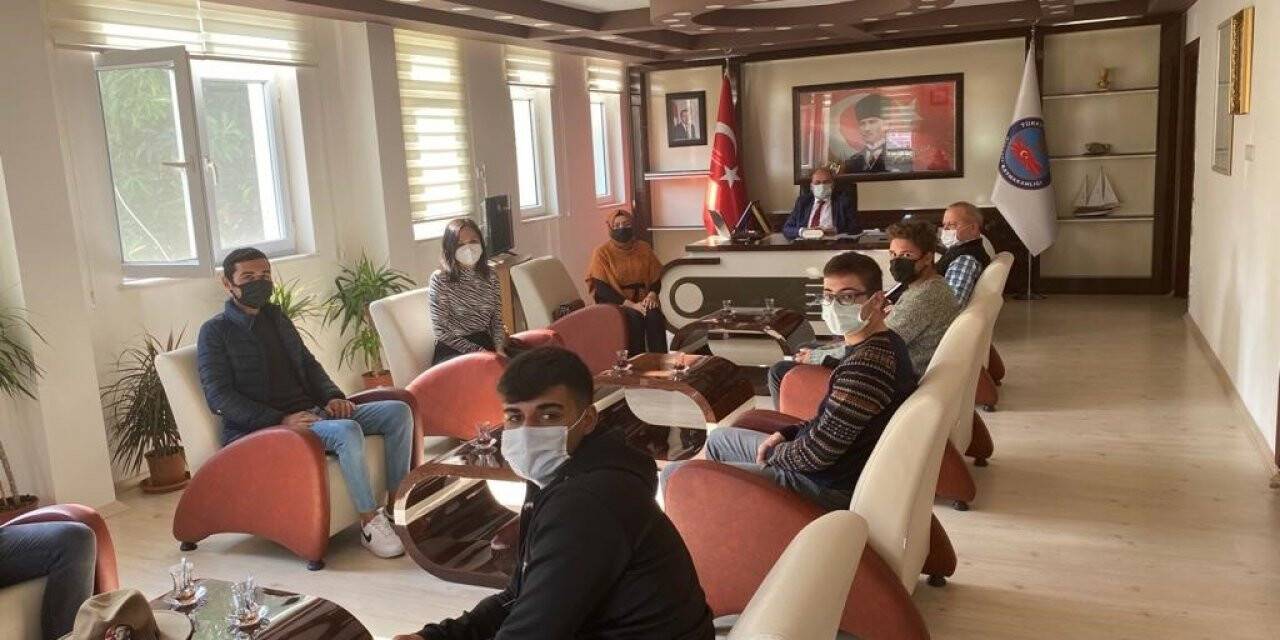 İspanya’ya gidecek öğrenciler Kaymakam Kalkan’ı ziyaret etti