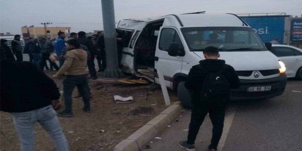Gaziantep’te öğrenci minibüsü ile otomobil çarpıştı: 19 yaralı