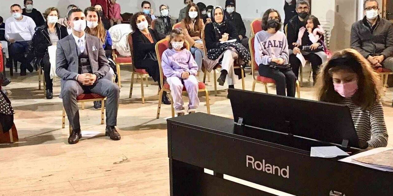 Minik piyanistlerden öğretmenler gününe özel dinleti