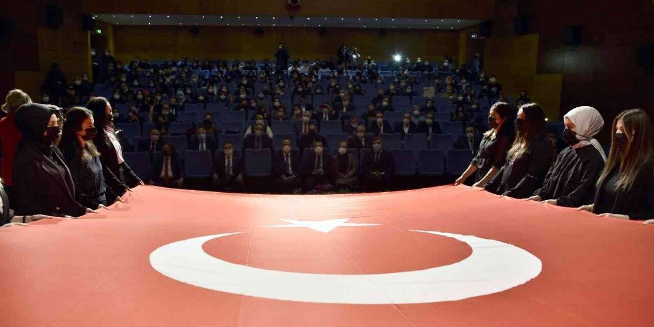 Gümüşhane’de 24 Kasım Öğretmenler Günü kutlanıyor