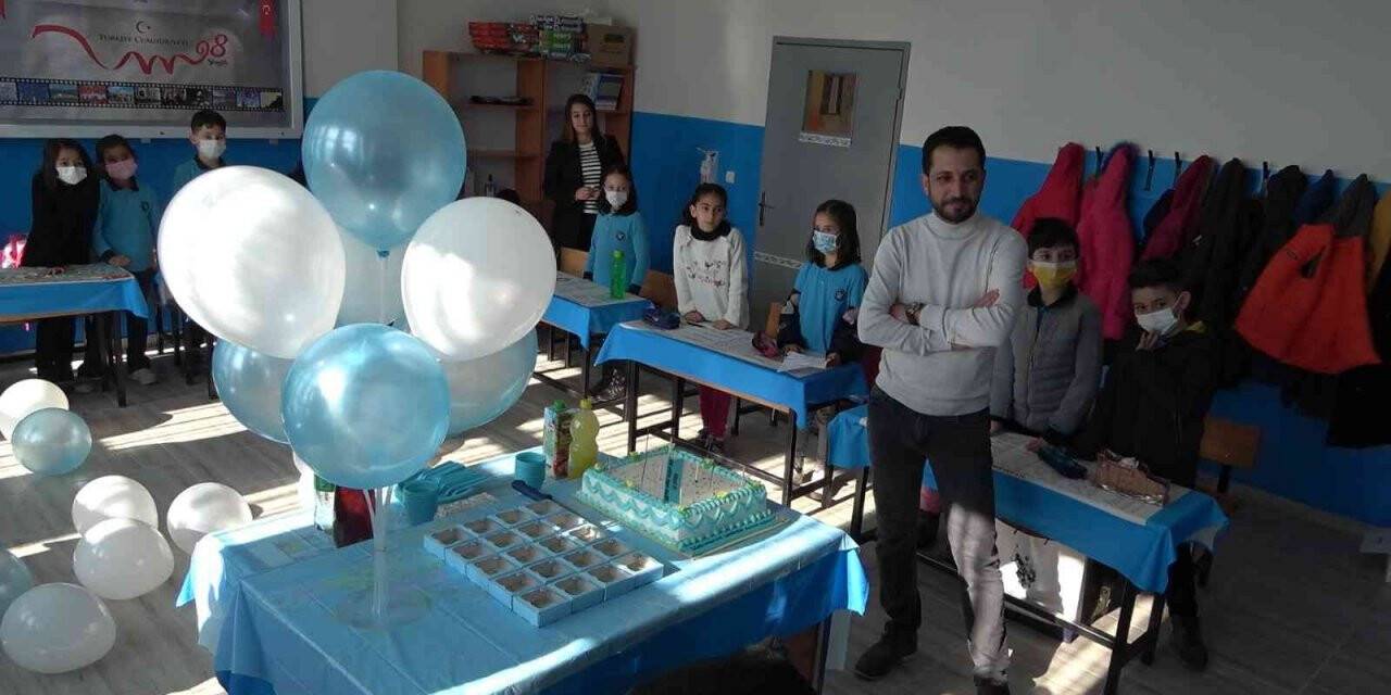 Veli ve öğrencilerden sınıf öğretmenine ‘Öğretmenler Günü’ sürprizi