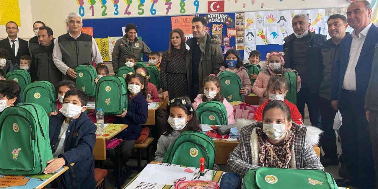 Öğretmenler Günü’nde Nurcan öğretmene ve öğrencilerine 400 fidanla sürpriz yapıldı