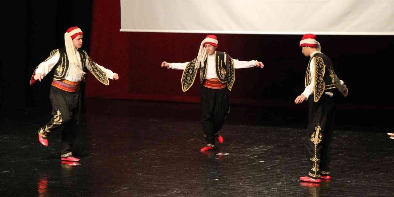 Özel öğrencilerden ’Öğretmenler Günü’ne özel zeybek