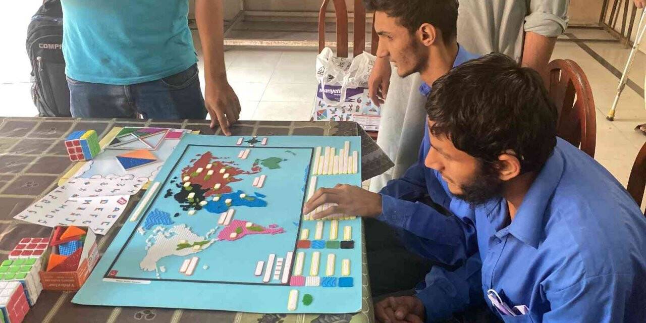 İki öğretmen Manisa’dan dünyaya iyilik köprüsü kurdu