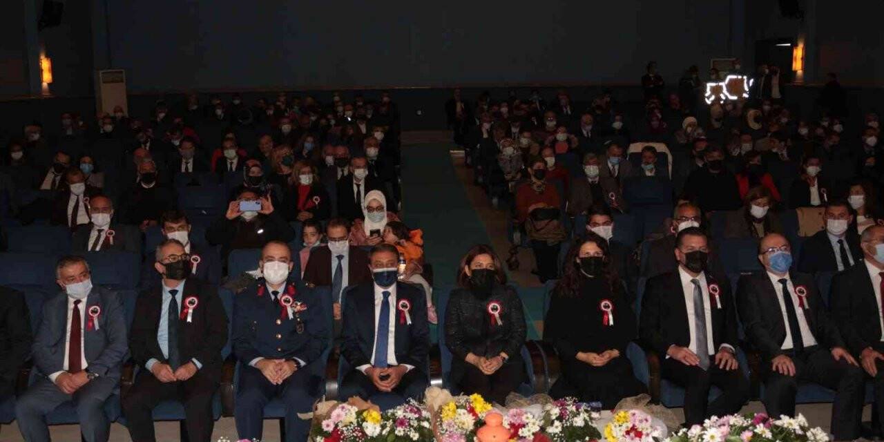 Emekli öğretmenler veda, genç öğretmenler yemin etti