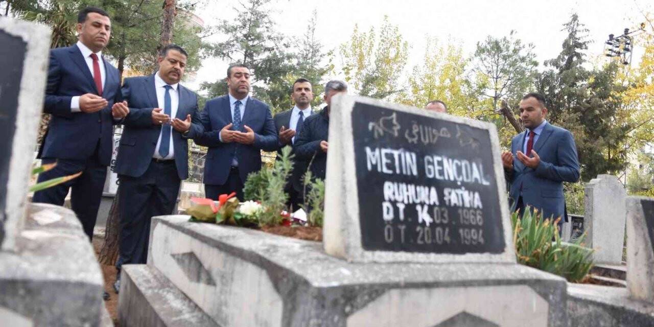 Şehit öğretmenler kabirleri başında anıldı