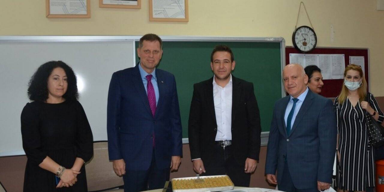 Manisa TB Anadolu Lisesinde Öğretmenler Günü kutlandı