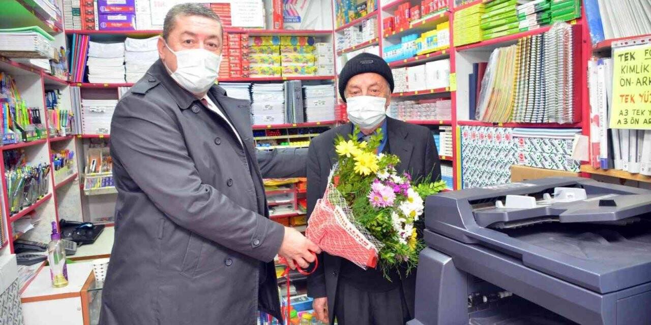 Başkan Tekin öğretmenlerini unutmadı