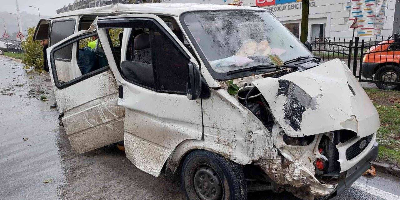 Yağmurdan kayan minibüs direğe ve ağaca çarptı