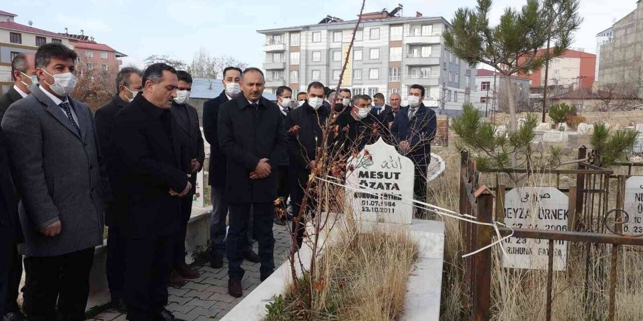 Erciş depreminde ölen 76 öğretmen, mezarları başında anıldı