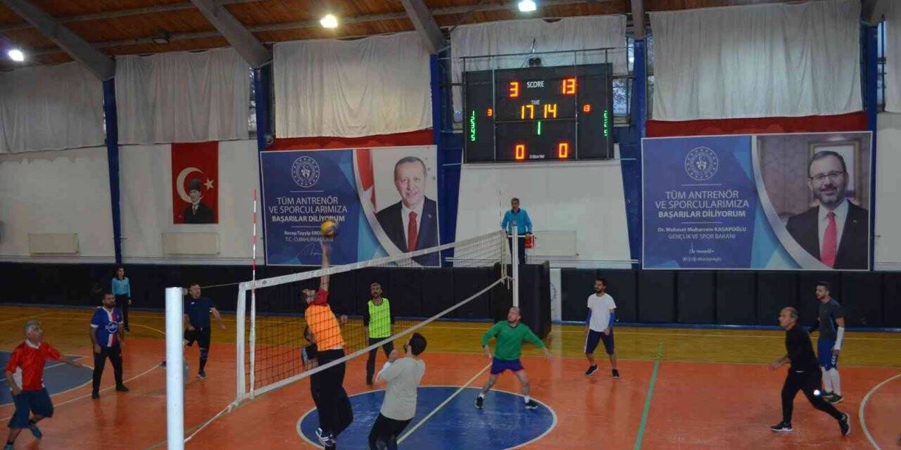 Kahta’da Öğretmenler Günü anısına voleybol turnuvası