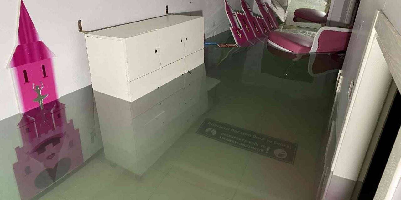 Üsküdar’da İSKİ’ye ait boru patladı, eğitim kurumu sular içinde kaldı