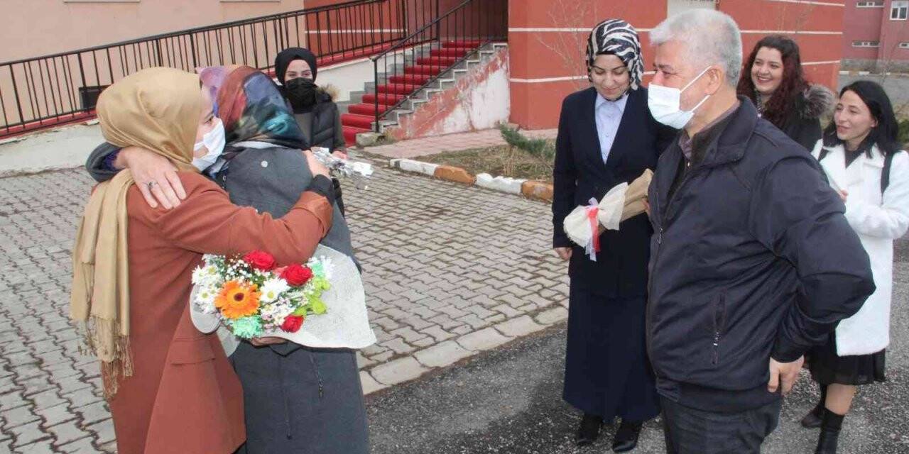 Şefika Öğretmen, sürpriz karşısında gözyaşlarını tutamadı