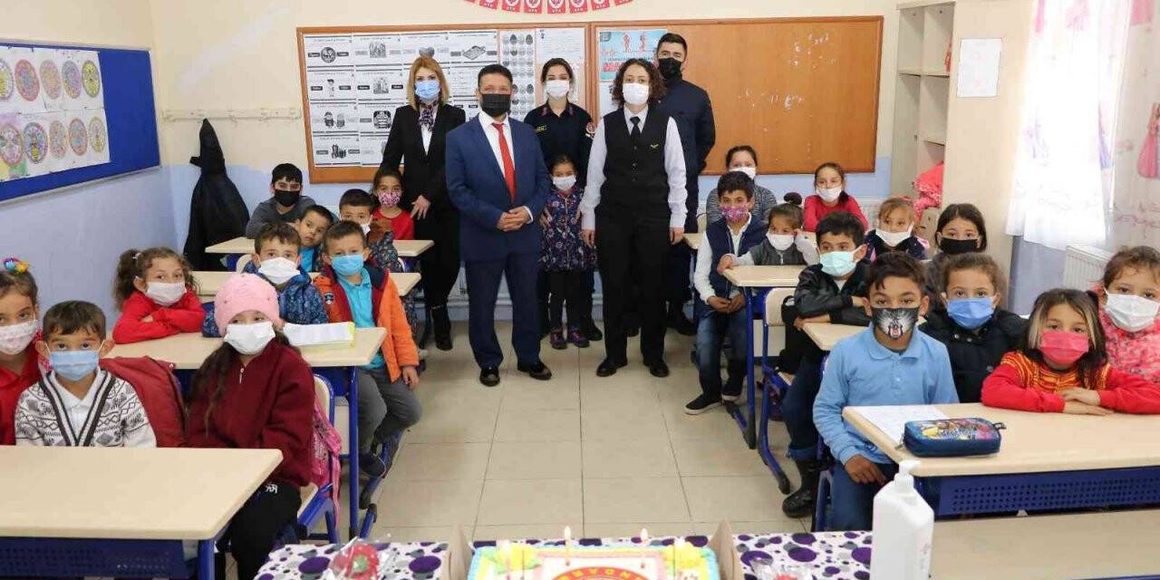 Jandarmadan karanfilli Öğretmenler Günü kutlaması