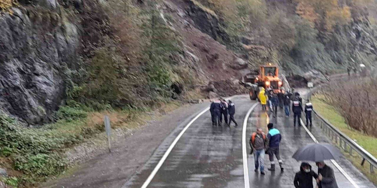 Şalpazarı-Beşikdüzü karayolunda heyelan