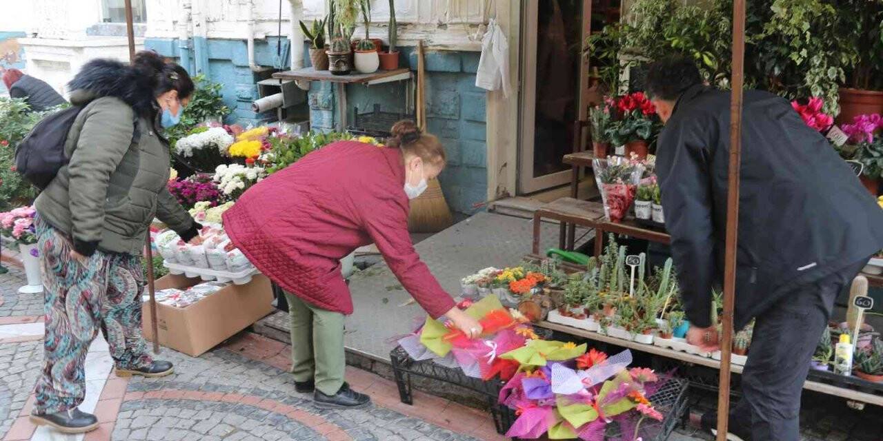 ‘Öğretmenler Günü’ çiçekçi esnafına can suyu oldu