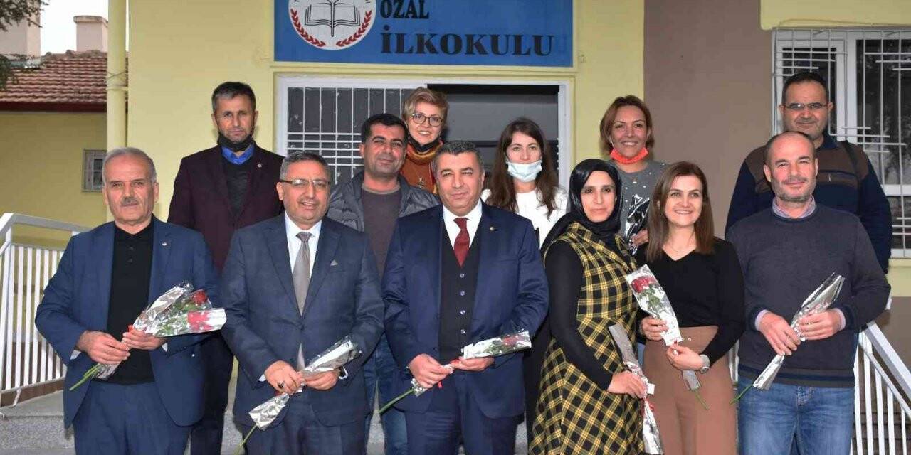 Başkan Özcan’dan öğretmenlere çiçek