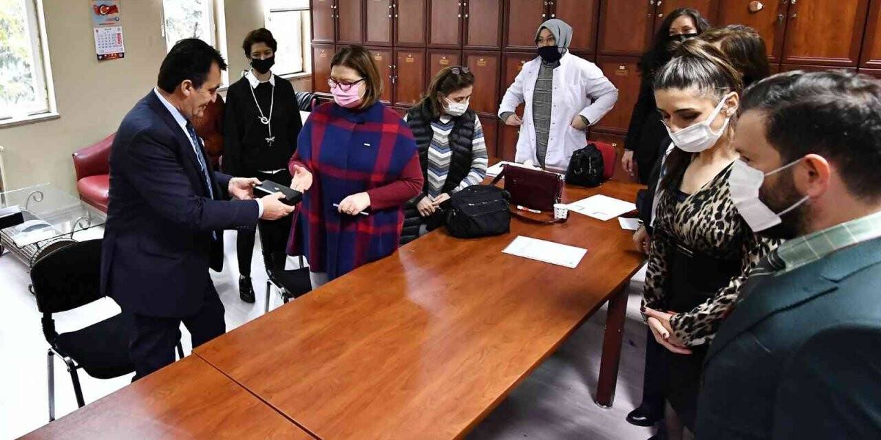 Dündar’dan öğretmenlere anlamlı hediye