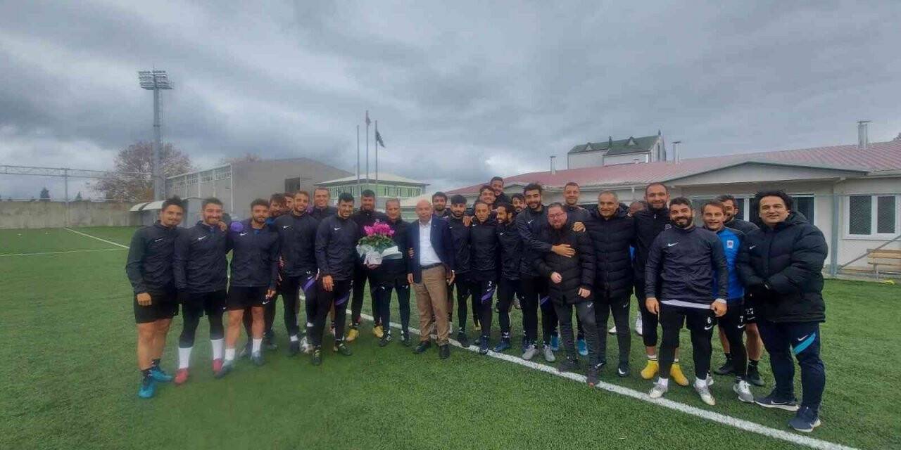 Futbolculardan, emekli öğretim üyesi olan teknik direktörlerine sürpriz