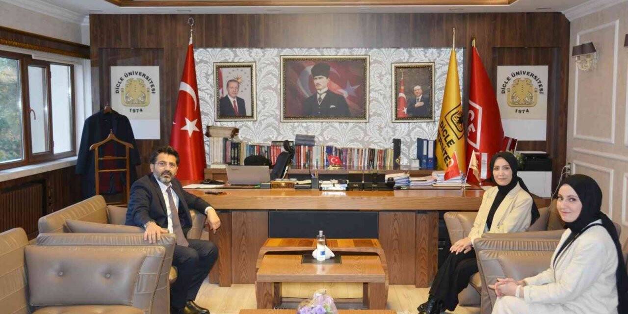 DÜ Rektörü Karakoç, öğretmen kardeşleri makamında ağırladı
