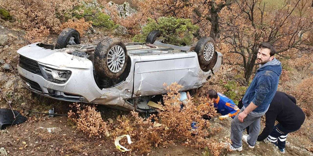 Virajı alamayan otomobil 45 metrelik uçuruma yuvarlandı: 4 yaralı