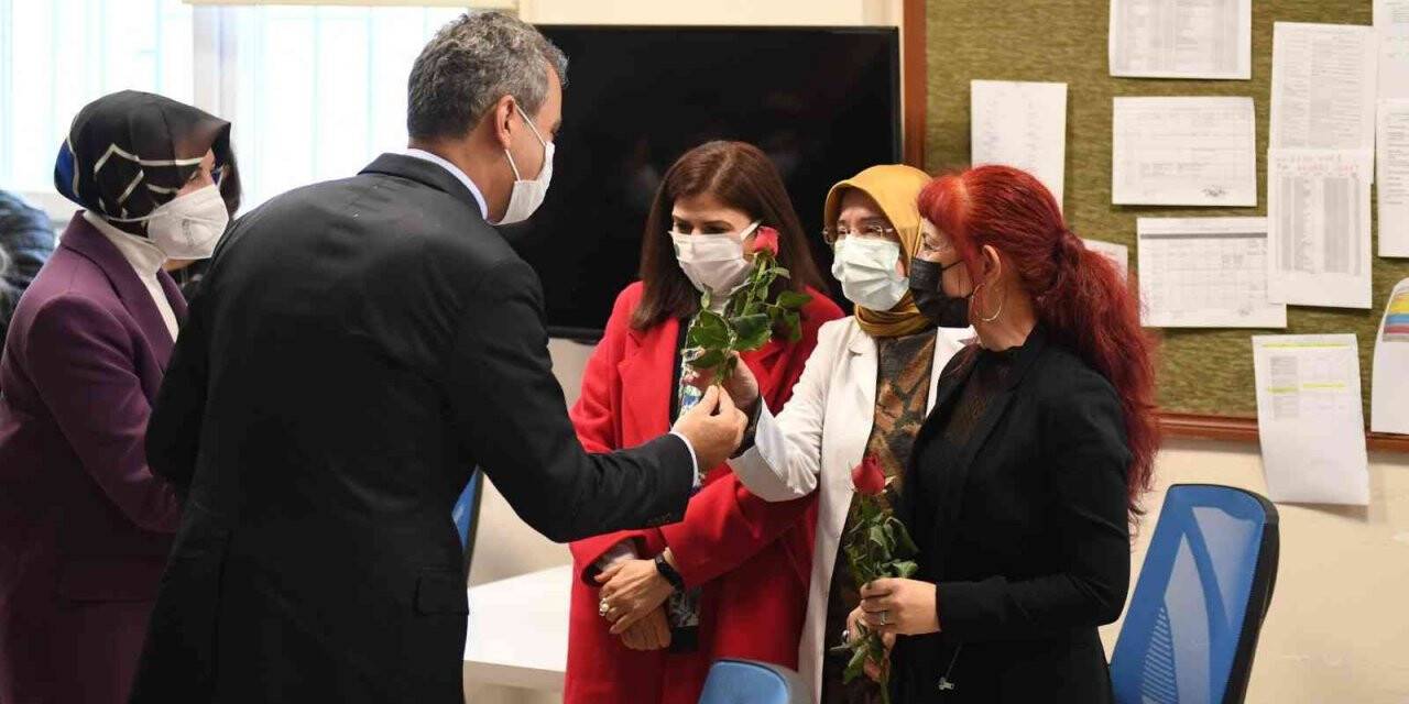 Bakan Özer’den Öğretmenler Günü’nde sürpriz okul ziyareti