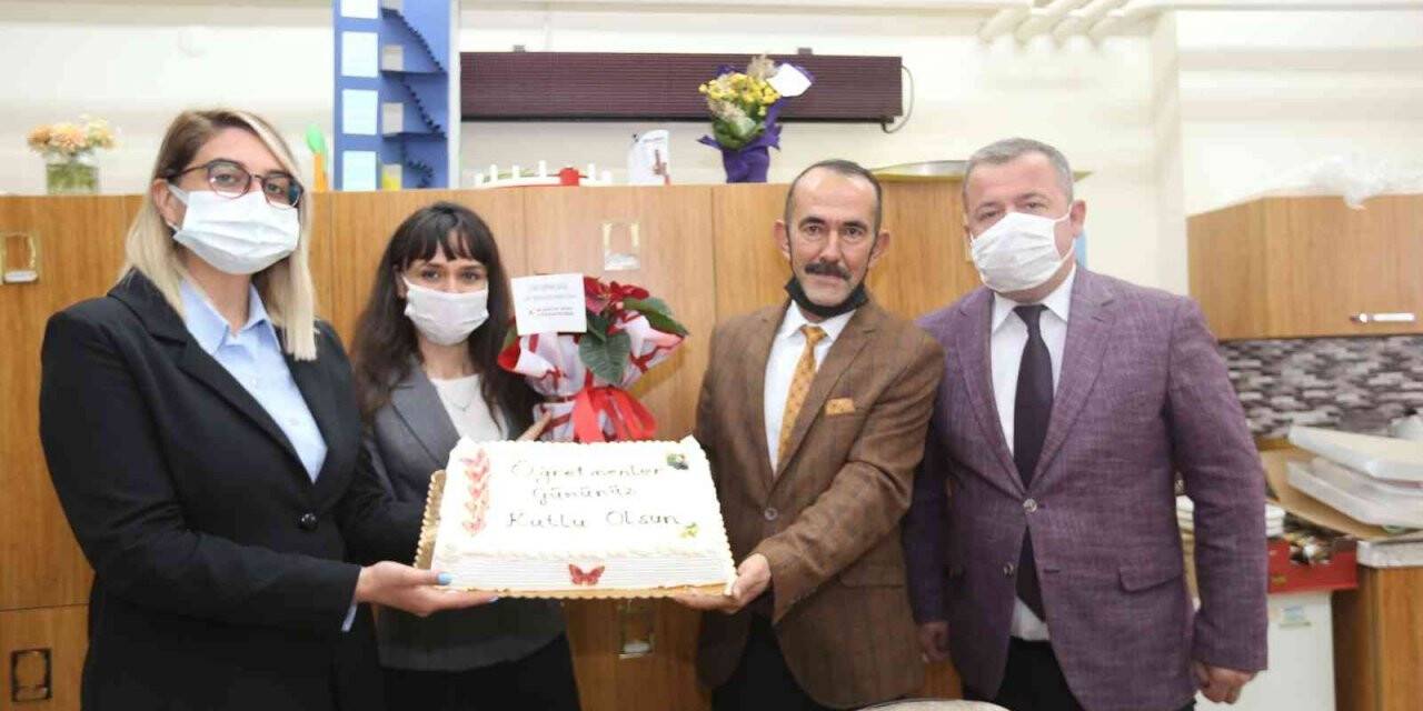 Efeler, Öğretmenler Günü’nü kutladı