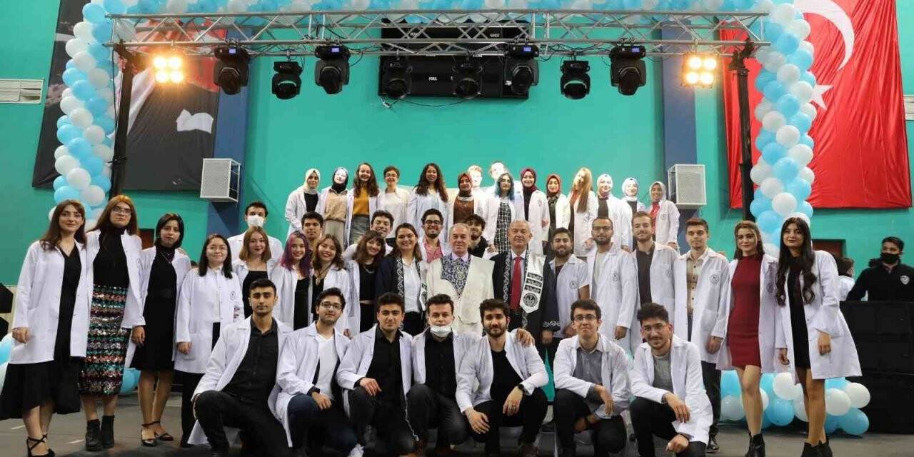 Geleceğin diş hekimleri beyaz önlüklerini giydi
