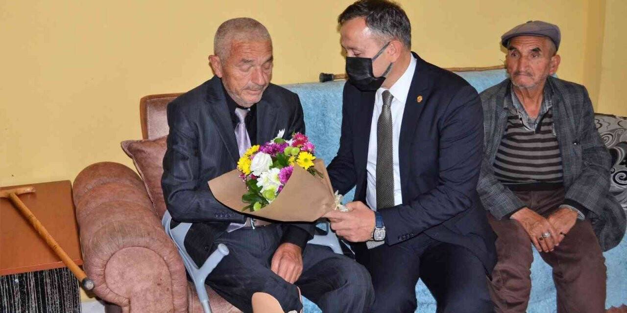 Polisler emekli öğretmenleri günlerinde unutmadı