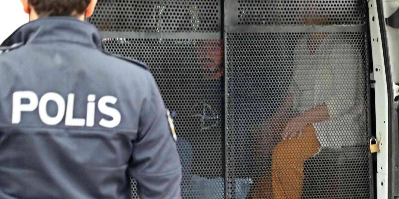Antalya’da polis otosuna taşlı saldırı: 4 gözaltı