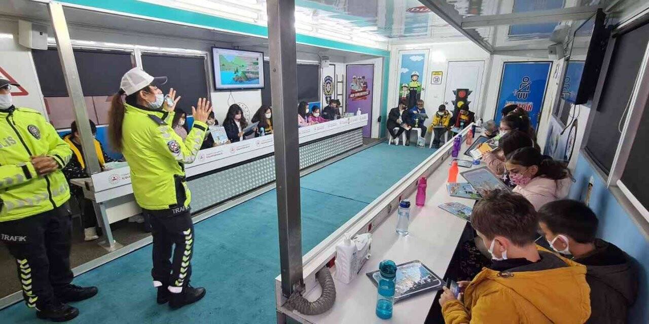 “Mobil Trafik Eğitim Tırı” ile öğrencilere trafik kuralları öğretiliyor