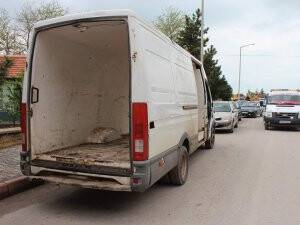 MİNİBÜSÜN KAPILARINI SÖKÜP TERK ETTİLER
