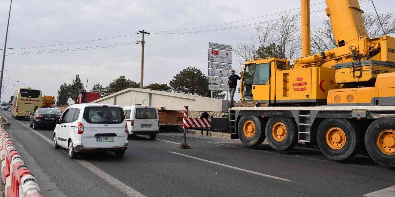 Malatya’da yola düşen dev beton makas trafiği felç etti