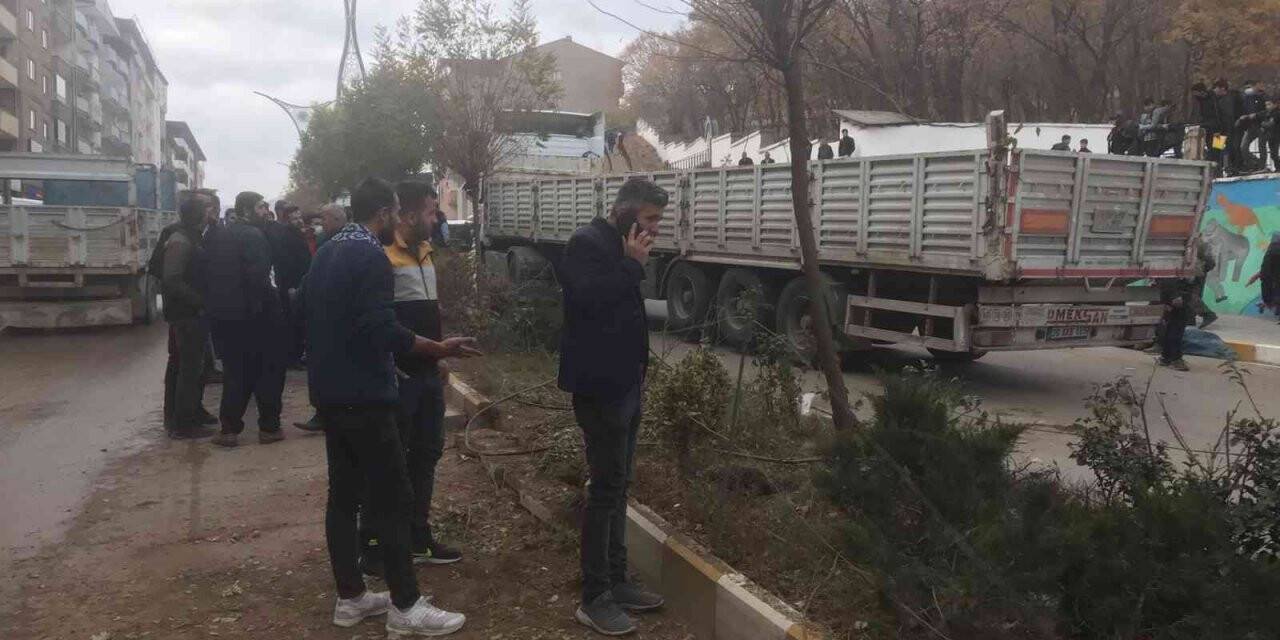 Şemdinli’de patates dolu tır devrildi