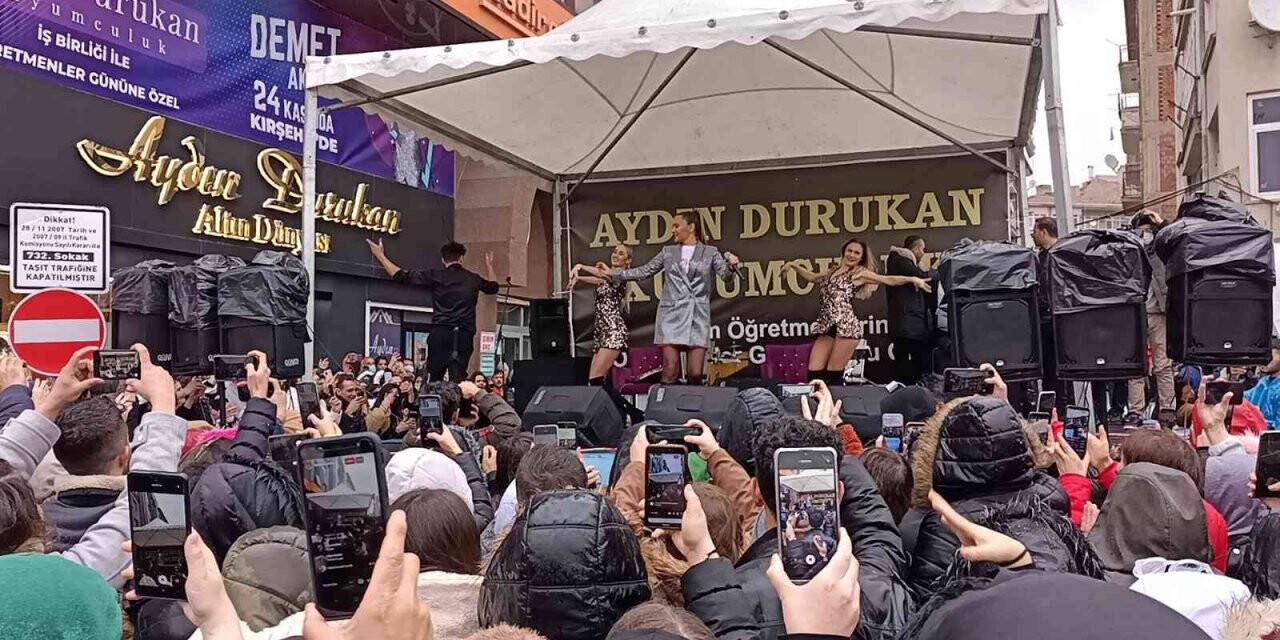 Demet Akalın’a Kırşehir’de yoğun ilgi