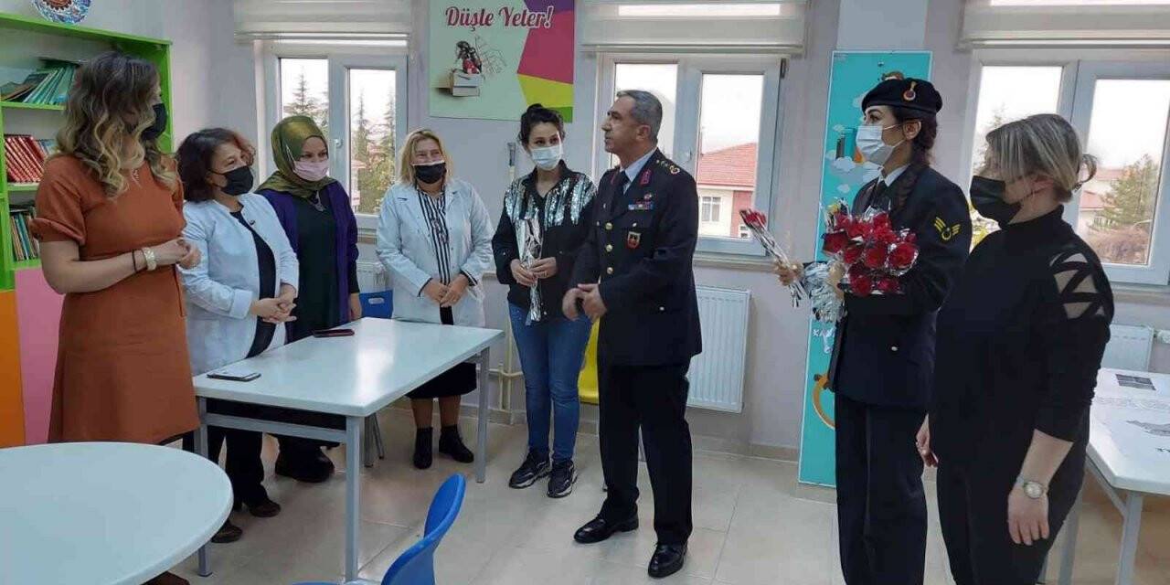 Kütahya’da jandarma, “Öğretmenler Gününü” kutladı